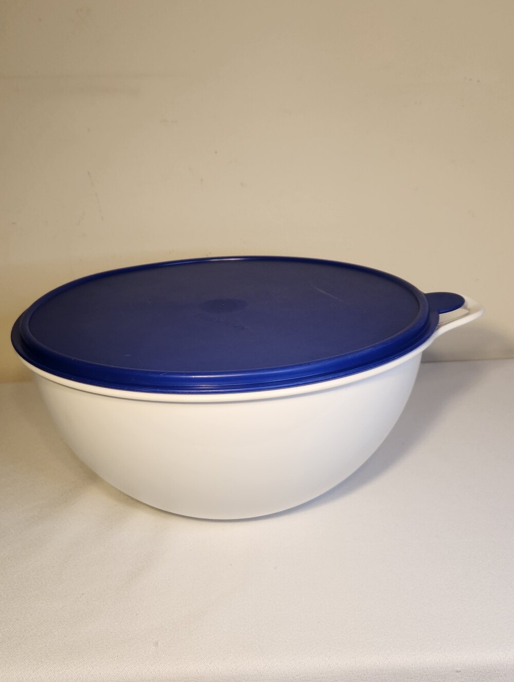 upperware Thatsa Bowl White w/ Blue Lid CLEAN! 32 cups 2539 "fix n mix" style